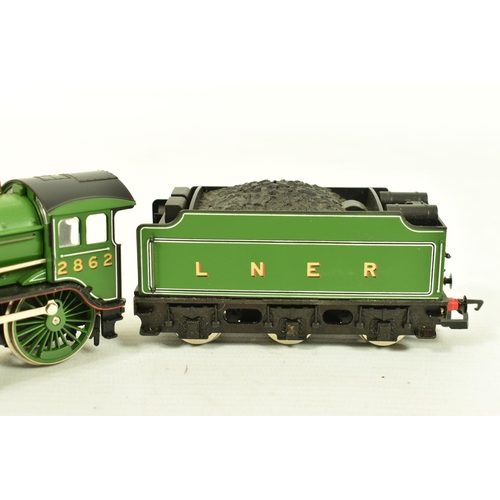 76 - THREE BOXED HORNBY OO GAUGE LOCOMOTIVES OF L.N.E.R. ORIGIN, class B17 'Manchester United' No.2862, (... 