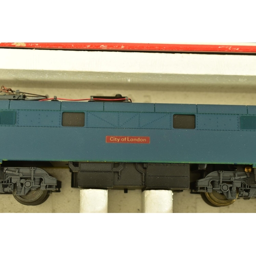 85 - FIVE BOXED LIMA OO GAUGE CLASS 87 LOCOMOTIVES, 3 x 'City of London' No.87 005 (L205125), one with na... 