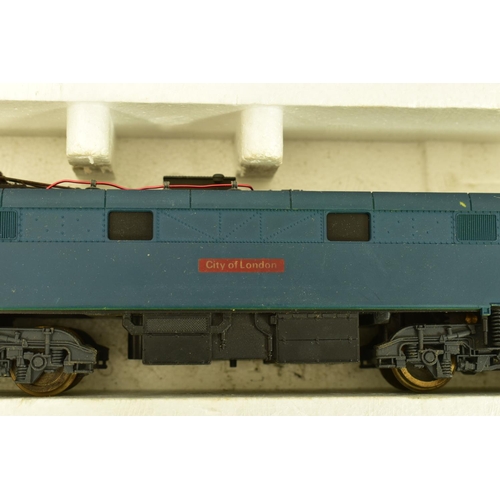 85 - FIVE BOXED LIMA OO GAUGE CLASS 87 LOCOMOTIVES, 3 x 'City of London' No.87 005 (L205125), one with na... 