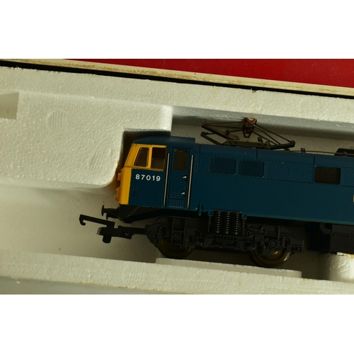 85 - FIVE BOXED LIMA OO GAUGE CLASS 87 LOCOMOTIVES, 3 x 'City of London' No.87 005 (L205125), one with na... 