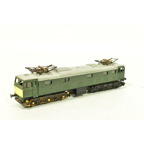 114 - A BOXED TRI-ANG OO GAUGE CLASS EM2 LOCOMOTIVE, has been reasonably repainted from blue to green with... 