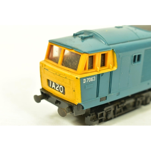 115 - THREE BOXED TRI-ANG HORNBY OO GAUGE CLASS 35 HYMEK LOCOMOTIVES, 3 x No.D7063 and partially repainted... 