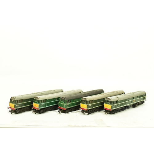 116 - FIVE BOXED TRI-ANG OO GAUGE CLASS 31 LOCOMOTIVES, 4 x No.D5572 and repainted from blue to green and ... 