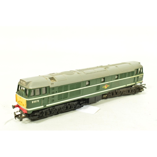 116 - FIVE BOXED TRI-ANG OO GAUGE CLASS 31 LOCOMOTIVES, 4 x No.D5572 and repainted from blue to green and ... 