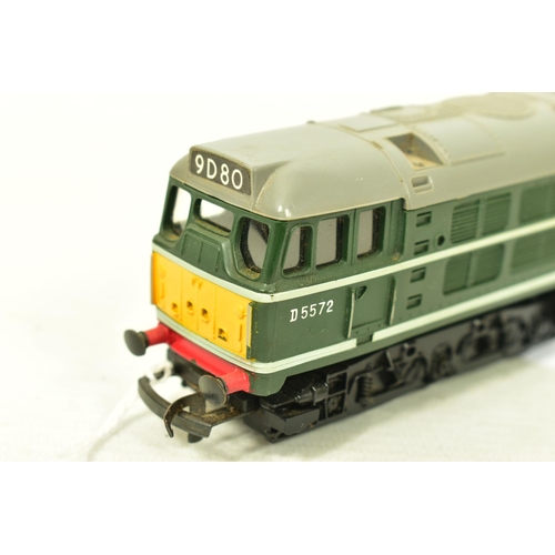 116 - FIVE BOXED TRI-ANG OO GAUGE CLASS 31 LOCOMOTIVES, 4 x No.D5572 and repainted from blue to green and ... 