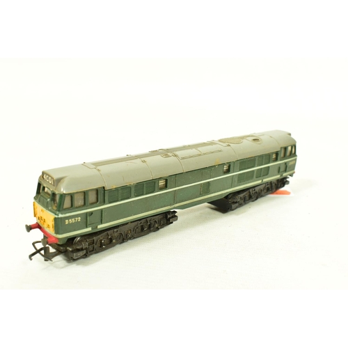 116 - FIVE BOXED TRI-ANG OO GAUGE CLASS 31 LOCOMOTIVES, 4 x No.D5572 and repainted from blue to green and ... 