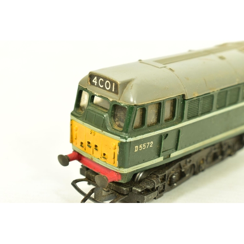 116 - FIVE BOXED TRI-ANG OO GAUGE CLASS 31 LOCOMOTIVES, 4 x No.D5572 and repainted from blue to green and ... 