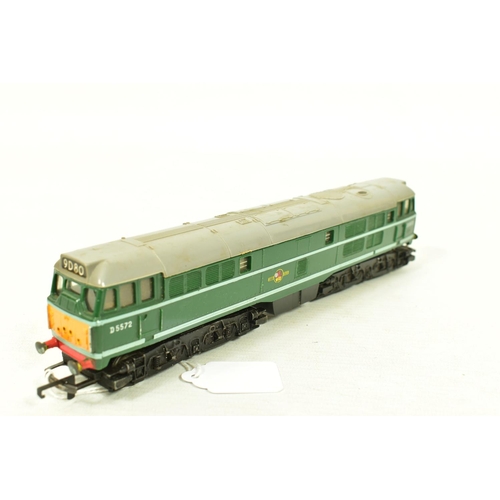 116 - FIVE BOXED TRI-ANG OO GAUGE CLASS 31 LOCOMOTIVES, 4 x No.D5572 and repainted from blue to green and ... 