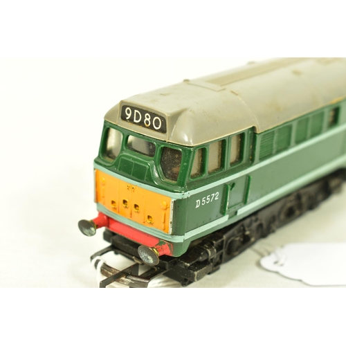 116 - FIVE BOXED TRI-ANG OO GAUGE CLASS 31 LOCOMOTIVES, 4 x No.D5572 and repainted from blue to green and ... 