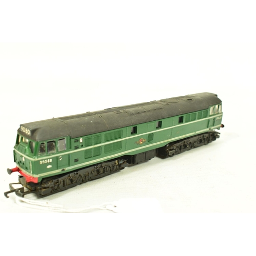 116 - FIVE BOXED TRI-ANG OO GAUGE CLASS 31 LOCOMOTIVES, 4 x No.D5572 and repainted from blue to green and ... 