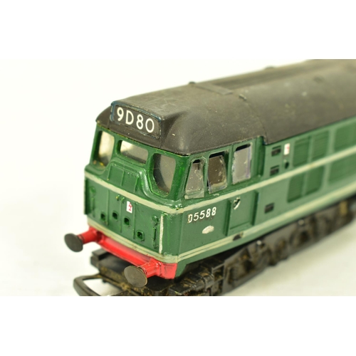 116 - FIVE BOXED TRI-ANG OO GAUGE CLASS 31 LOCOMOTIVES, 4 x No.D5572 and repainted from blue to green and ... 