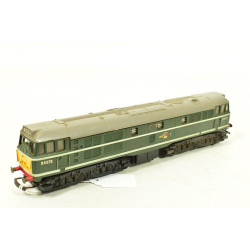 116 - FIVE BOXED TRI-ANG OO GAUGE CLASS 31 LOCOMOTIVES, 4 x No.D5572 and repainted from blue to green and ... 