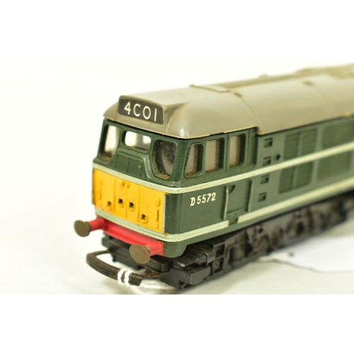 116 - FIVE BOXED TRI-ANG OO GAUGE CLASS 31 LOCOMOTIVES, 4 x No.D5572 and repainted from blue to green and ... 