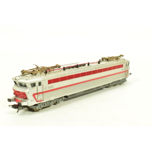 121 - THREE BOXED HO GAUGE LOCOMOTIVES, Lima CC40101, S.N.C.F. red and silver livery (L208122), RSO CC No.... 