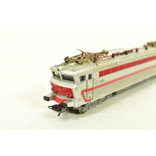 121 - THREE BOXED HO GAUGE LOCOMOTIVES, Lima CC40101, S.N.C.F. red and silver livery (L208122), RSO CC No.... 