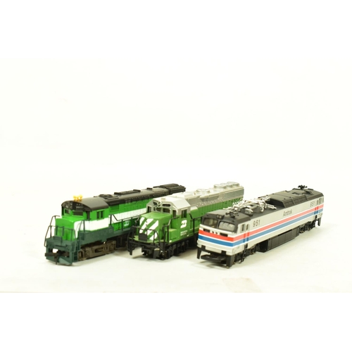 123 - THREE BOXED HO GAUGE AMERICAN LOCOMOTIVES, Bachmann E60P No.951, Amtrak red, blue and silver livery ... 