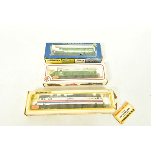 123 - THREE BOXED HO GAUGE AMERICAN LOCOMOTIVES, Bachmann E60P No.951, Amtrak red, blue and silver livery ... 