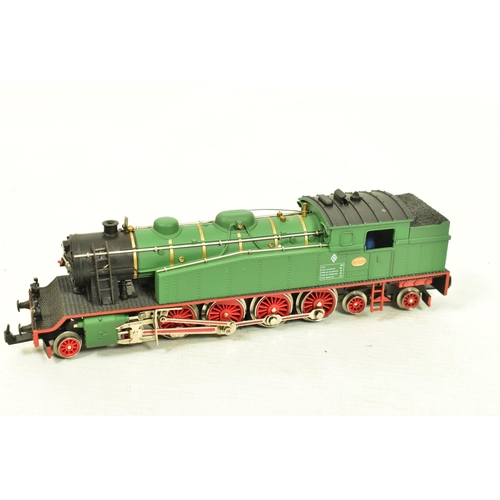 126 - A BOXED LIMA HO GAUGE CLASS 141 LOCOMOTIVE AND TENDER, No.141 R 1097, S.N.C.F. green livery (3002L),... 