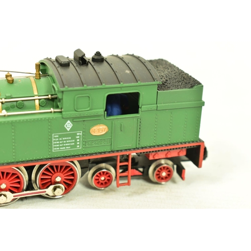 126 - A BOXED LIMA HO GAUGE CLASS 141 LOCOMOTIVE AND TENDER, No.141 R 1097, S.N.C.F. green livery (3002L),... 