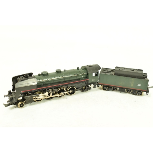 126 - A BOXED LIMA HO GAUGE CLASS 141 LOCOMOTIVE AND TENDER, No.141 R 1097, S.N.C.F. green livery (3002L),... 