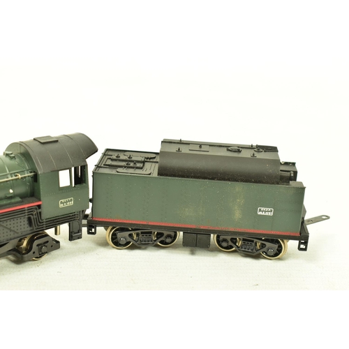 126 - A BOXED LIMA HO GAUGE CLASS 141 LOCOMOTIVE AND TENDER, No.141 R 1097, S.N.C.F. green livery (3002L),... 