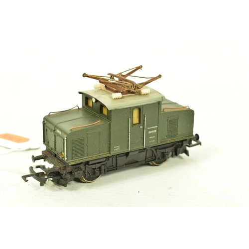 126 - A BOXED LIMA HO GAUGE CLASS 141 LOCOMOTIVE AND TENDER, No.141 R 1097, S.N.C.F. green livery (3002L),... 