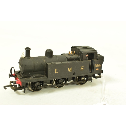 152 - SEVEN BOXED HORNBY OO GAUGE CLASS 3F JINTY TANK LOCOMOTIVES, renumbered No.7561, L.M.S. plain black ... 