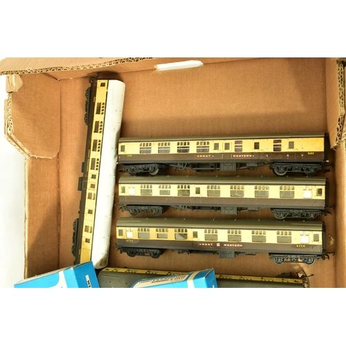 158 - A QUANTITY OF BOXED AND UNBOXED OO GAUGE COACHING STOCK, to include boxed Airfix G.W.R. Auto Coach, ... 