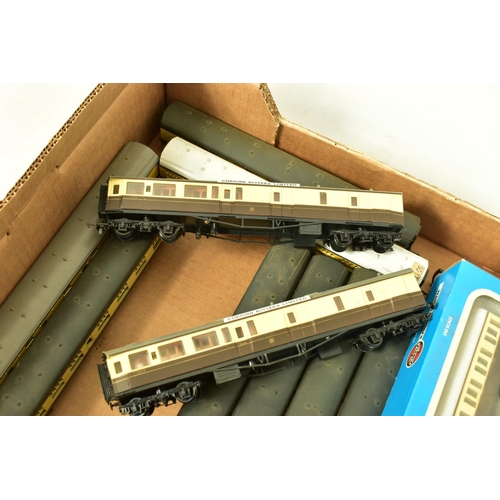 158 - A QUANTITY OF BOXED AND UNBOXED OO GAUGE COACHING STOCK, to include boxed Airfix G.W.R. Auto Coach, ... 