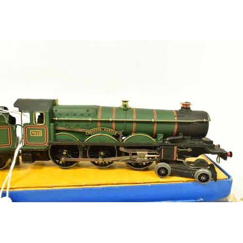 172 - A BOXED HORNBY DUBLO CASTLE CLASS LOCOMOTIVE, 'Bristol Castle' No.7013, B.R. green livery (EDLT20), ... 