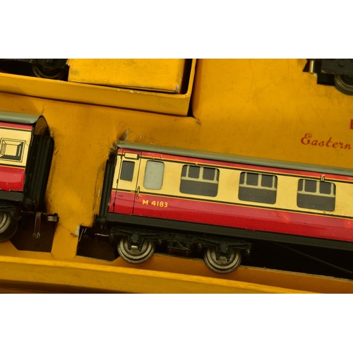 191 - A BOXED HORNBY DUBLO SILVER KING TRAIN SET, No.EDP15, comprising A4 class locomotive 'Silver King' N... 