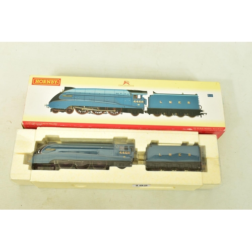 192 - A BOXED HORNBY RAILWAYS OO GAUGE A4 CLASS LOCOMOTIVE AND TENDER, 'Mallard' No.4468, L.N.E.R. blue li... 