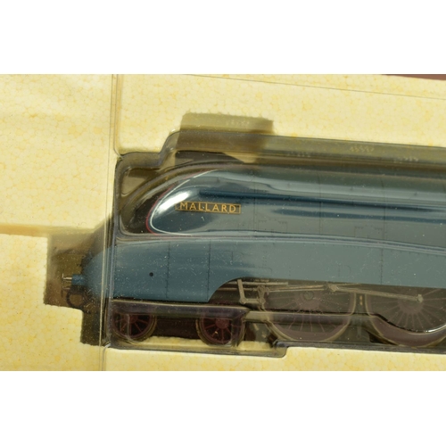 192 - A BOXED HORNBY RAILWAYS OO GAUGE A4 CLASS LOCOMOTIVE AND TENDER, 'Mallard' No.4468, L.N.E.R. blue li... 