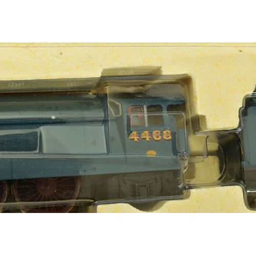 192 - A BOXED HORNBY RAILWAYS OO GAUGE A4 CLASS LOCOMOTIVE AND TENDER, 'Mallard' No.4468, L.N.E.R. blue li... 