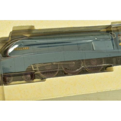 192 - A BOXED HORNBY RAILWAYS OO GAUGE A4 CLASS LOCOMOTIVE AND TENDER, 'Mallard' No.4468, L.N.E.R. blue li... 