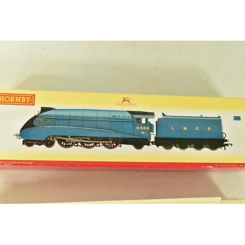 192 - A BOXED HORNBY RAILWAYS OO GAUGE A4 CLASS LOCOMOTIVE AND TENDER, 'Mallard' No.4468, L.N.E.R. blue li... 