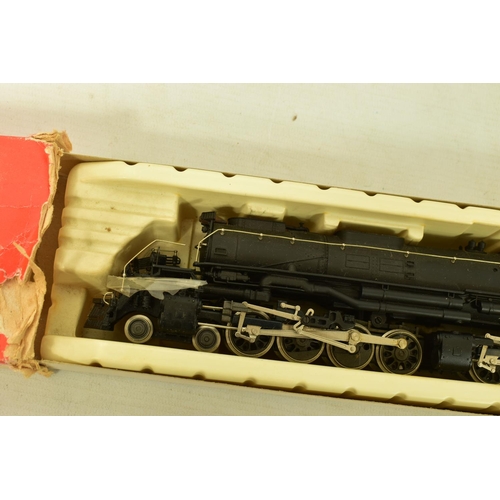 193 - A BOXED RIVAROSSI HO GAUGE 4-8-8-4 'BIG BOY' LOCOMOTIVE, No.4005, Union Pacific black livery, has so... 