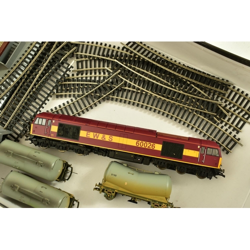 195 - AN UNBOXED HORNBY OO GAUGE CLASS 60 LOCOMOTIVE, No.60 026, E.W.S. maroon livery (R2488), appears lar... 