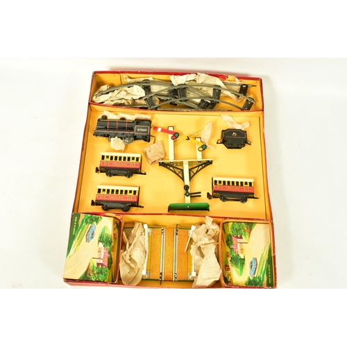 196 - A BOXED BRIMTOY O GAUGE CLOCKWORK TRAIN SET, has 8/8 stamped on lid, locomotive and tender No.67040,... 