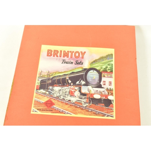 196 - A BOXED BRIMTOY O GAUGE CLOCKWORK TRAIN SET, has 8/8 stamped on lid, locomotive and tender No.67040,... 