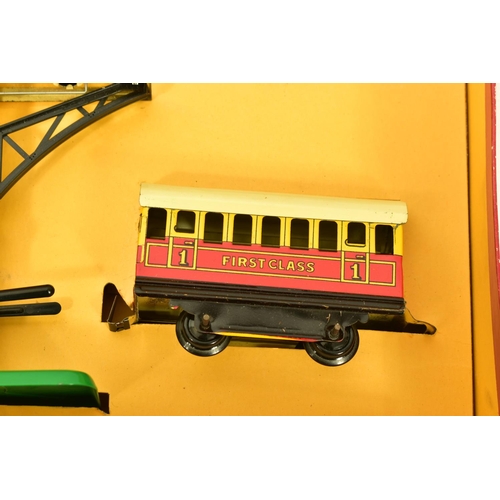 196 - A BOXED BRIMTOY O GAUGE CLOCKWORK TRAIN SET, has 8/8 stamped on lid, locomotive and tender No.67040,... 