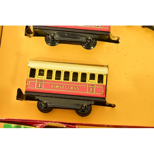 196 - A BOXED BRIMTOY O GAUGE CLOCKWORK TRAIN SET, has 8/8 stamped on lid, locomotive and tender No.67040,... 