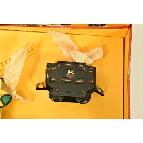 196 - A BOXED BRIMTOY O GAUGE CLOCKWORK TRAIN SET, has 8/8 stamped on lid, locomotive and tender No.67040,... 