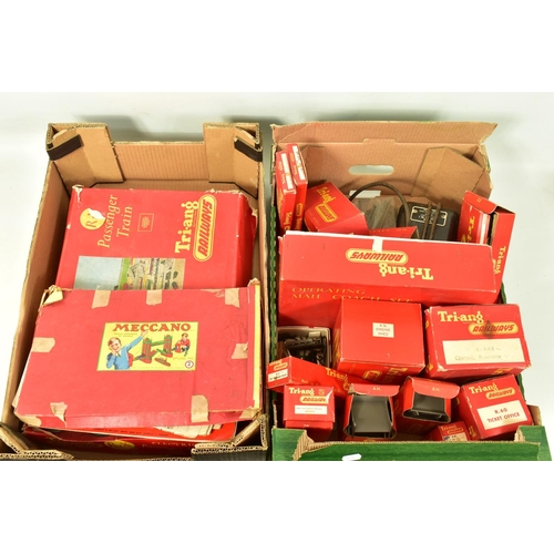 197 - A QUANTITY OF BOXED TRI-ANG OO GAUGE MODEL RAILWAY ITEMS, to include R1X train set, comprising Princ... 