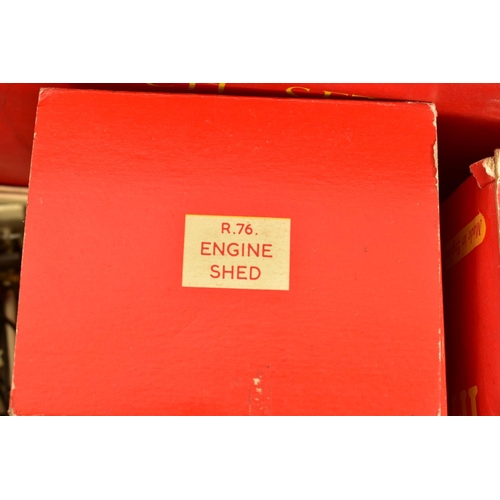 197 - A QUANTITY OF BOXED TRI-ANG OO GAUGE MODEL RAILWAY ITEMS, to include R1X train set, comprising Princ... 