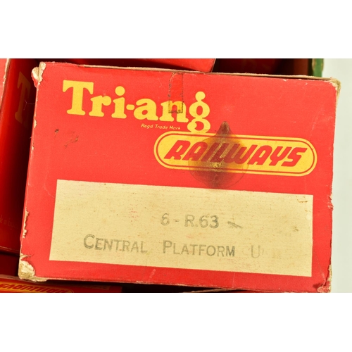 197 - A QUANTITY OF BOXED TRI-ANG OO GAUGE MODEL RAILWAY ITEMS, to include R1X train set, comprising Princ... 