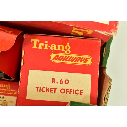 197 - A QUANTITY OF BOXED TRI-ANG OO GAUGE MODEL RAILWAY ITEMS, to include R1X train set, comprising Princ... 