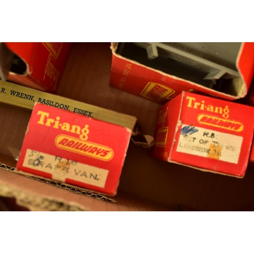 197 - A QUANTITY OF BOXED TRI-ANG OO GAUGE MODEL RAILWAY ITEMS, to include R1X train set, comprising Princ... 