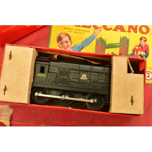 197 - A QUANTITY OF BOXED TRI-ANG OO GAUGE MODEL RAILWAY ITEMS, to include R1X train set, comprising Princ... 