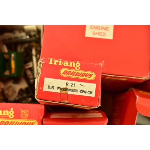 197 - A QUANTITY OF BOXED TRI-ANG OO GAUGE MODEL RAILWAY ITEMS, to include R1X train set, comprising Princ... 